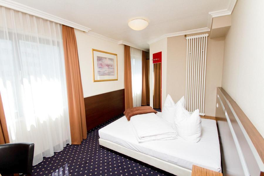Hotel Tourist Frankfurt am Main Ruang foto